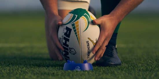 Un joueur de rugby de l'équipe d'Afrique du Sud place le Ballon Rhino Vortex Pro sur un tee