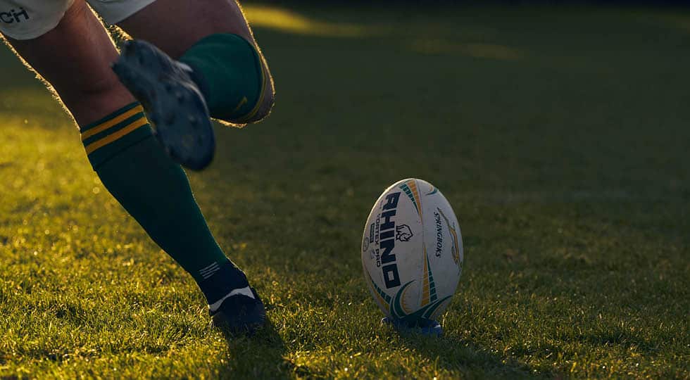 Un joueur des Springboks en train de botter un ballon RHINO Vortex Pro