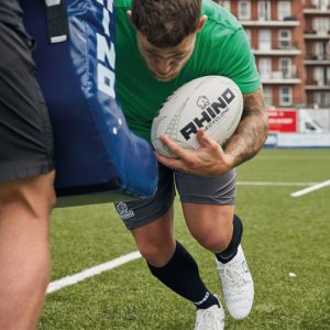 Joueur en séance d'entraînement avec ballon de rugby recyclé RECYCLONE – performance et durabilité