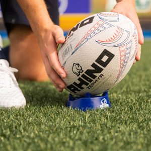 Joueur en entraînement avec ballon rugby recyclé ZEPHYR – performance et respect de l’environnement